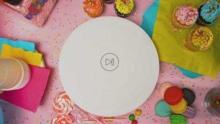 把蛋糕放在聚会桌的中央[免费商用]