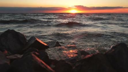 海洋上的红色日落[]