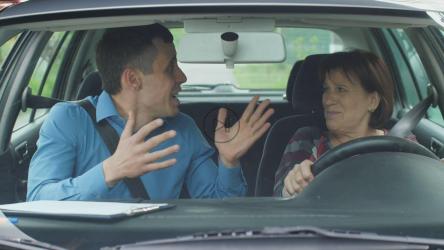 驾驶教练对他的学生很生气[4K]