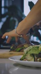 把三明治切成两半吃一顿健康的午餐[免费商用竖屏]