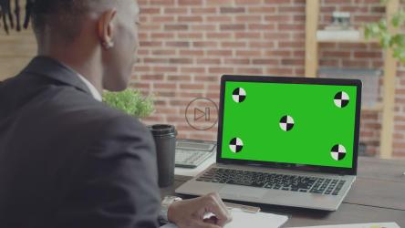 办公室工作人员在笔记本电脑绿色屏幕上忙碌[]