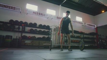 肌肉发达的男子在健身房举重[免费商用]