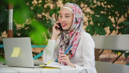 穆斯林女孩在户外咖啡馆经营生意[]