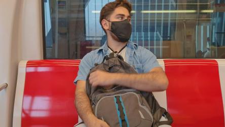 男孩带着口罩和背包乘地铁旅行[4K免费商用]