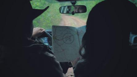 一对夫妇在方向盘后面跟着地图[4K免费商用]