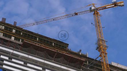 用起重机缩小建筑工地[]