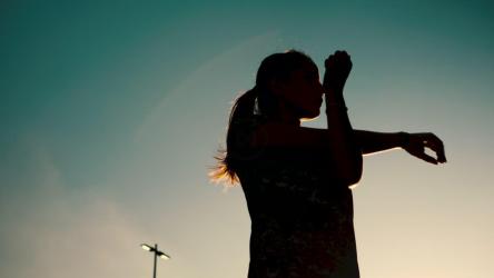 女人伸展双臂的剪影[免费商用]