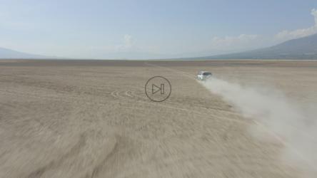 皮卡在沙漠中飞驰[免费商用]