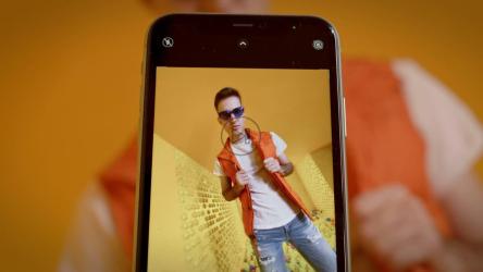 一部手机记录了一名男子坠入塑料球坑的过程[免费商用]