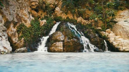 瀑布流入流动的河流[]