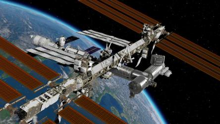 漂浮在地球上空的旋转国际空间站[]