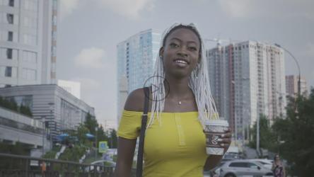 年轻女子边走边打电话[4K]