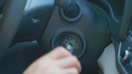 汽车钥匙点火装置特写[]