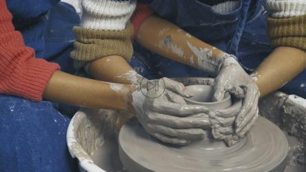 LGBTQ女孩一起制作粘土花瓶[免费商用]