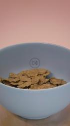 在一碗营养谷物中加入牛奶[免费商用竖屏]