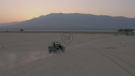 吉普车在空中穿越平原[免费商用]