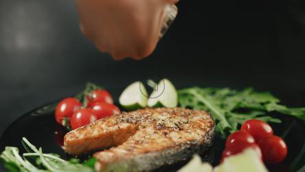 香草和蔬菜烹制的三文鱼牛排[]