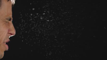 男子打喷嚏，背景较黑[4K]