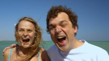 情侣扮鬼脸接吻[]