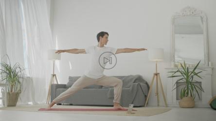 瑜伽士在瑜伽垫上伸展身体[4K]