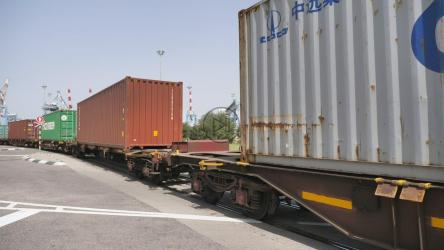 货运训练沿着轨道行进的特写[]