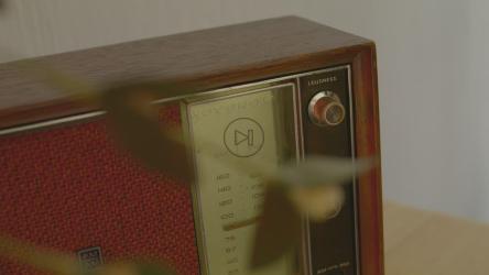 在旧收音机上放音乐[4K免费商用]