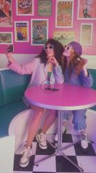 两个女孩在复古的地方自拍[免费商用竖屏]