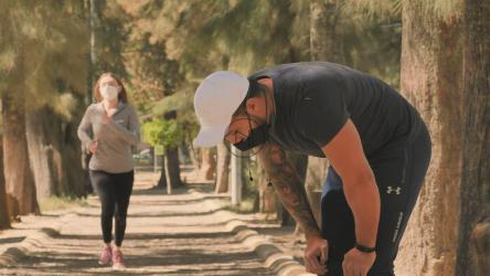 一对情侣跑步后打了个招呼[免费商用]