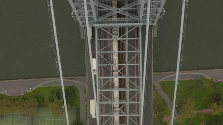 列车和车辆过桥俯视图[4K]