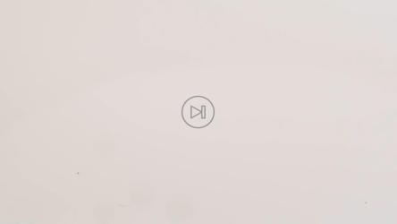 蓝色的浆果掉进装满牛奶的盘子里，溅起了水花[免费商用]