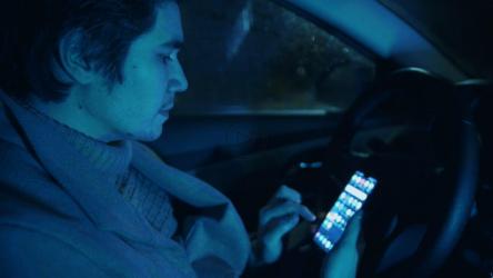 年轻的男性司机在他的智能手机上滚动[4K]