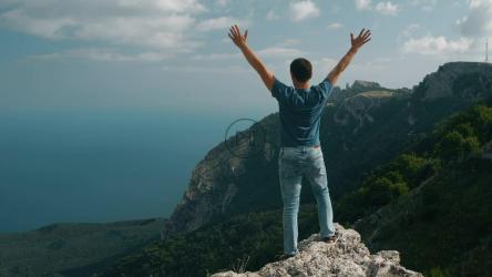 一个人望着地平线举起双手[]