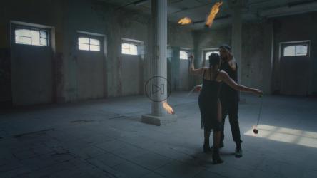 男人和女人一起玩火球把戏[免费商用]