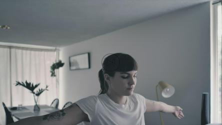 女人在家冥想[免费商用]