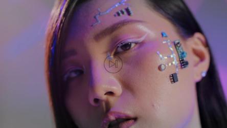 深色头发和赛博朋克妆容的年轻女子[免费商用]