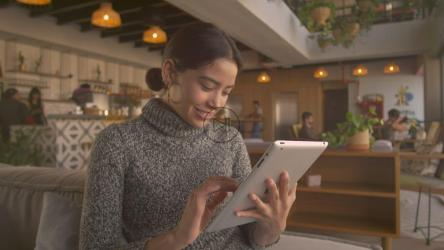 女人在平板电脑上工作[免费商用]