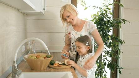 母亲教女儿做沙拉[]