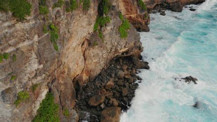 碧绿的海浪冲击悬崖的鸟瞰图[4K]