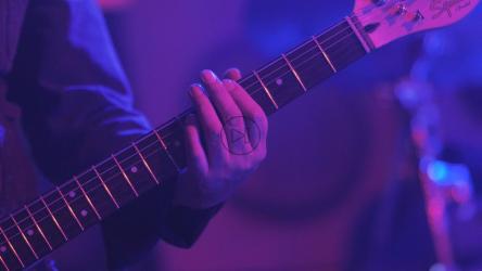 吉他手在舞台上弹奏电吉他[4K免费商用]