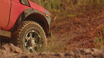 越野车在泥泞中行驶[]