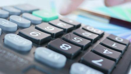 使用计算器对手指进行特写[]