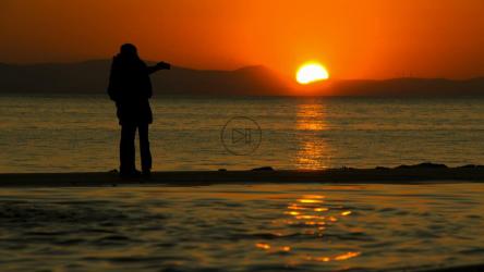 情侣们在海边日落时自拍[4K]