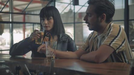 情侣在酒吧共度时光[免费商用]