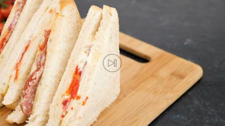 木板上的螃蟹三明治[]