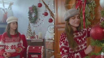 女儿和母亲装饰圣诞树[免费商用]