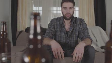 喝醉的年轻人看电视[免费商用]