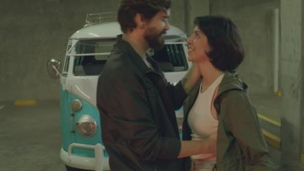 情侣在停车场接吻[免费商用]