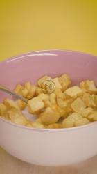 用勺子从碗里取出牛奶麦片[免费商用竖屏]