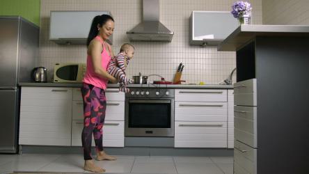 抱着孩子做深蹲的女人[4K]