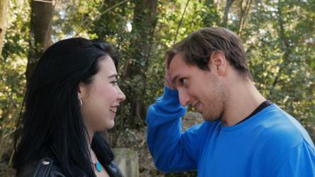 情侣在公园享受激情之吻[]